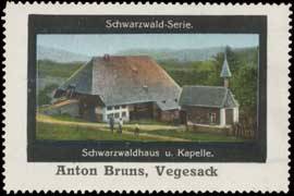 Schwarzwaldhaus und Kapelle
