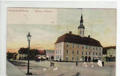 Neubrandenburg Markt und Rathaus 1921