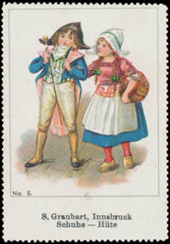 Kinder verkleidet als Napoleon und Magd