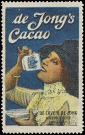 Frau trinkt De Jongs Cacao
