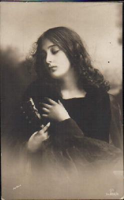 Frau, 1910 gel.