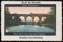 Blick durch den Eisenbahn-Viadukt