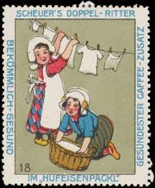 Kinder hängen Wäsche auf