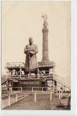 Berlin Tiergarten Hindenburg vor der Siegessäule 1915
