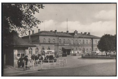 Löbau Bahnhof mit Auto 1959