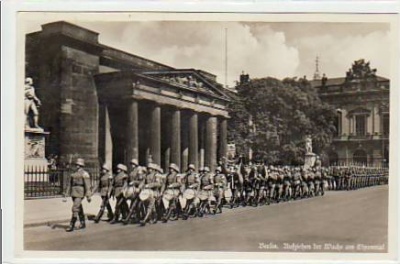 Berlin Mitte Unter den Linden Militär-Parade 1935