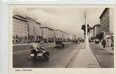 Berlin Friedrichshain Stalinallee Motorrad 1955