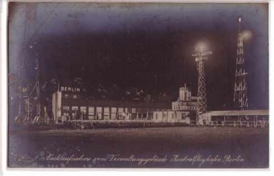 Berlin Tempelhof Nachtaufnahme vom Flughafen vor 45