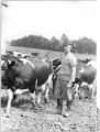 Kleinaga, Bauer mit Kühen.jpg